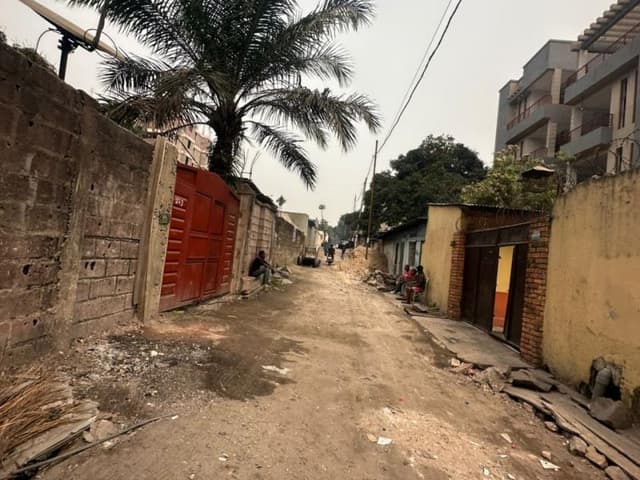 Parcelle 375m² bien située à proximité du 24 Novembre - Lingwala, Kinshasa in Kinshasa mediacongo 375m² (15m x 25m) https:...