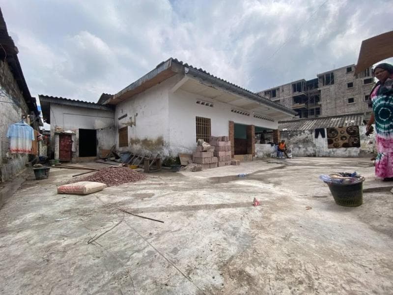 Parcelle 420 m² avec maison à rénover - Lingwala, Kinshasa à Kinshasa 420m² (15m × 28m) mediacongo https://www.mediacongo....