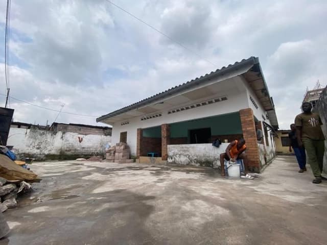 Parcelle 420 m² avec maison à rénover - Lingwala, Kinshasa in Kinshasa mediacongo 420m² (15m × 28m) https://www.mediacongo...
