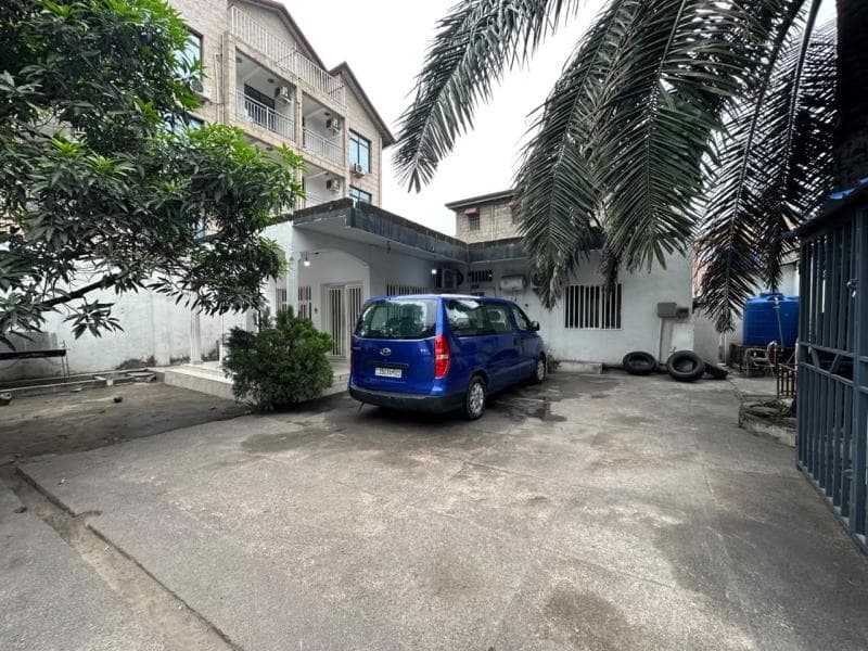 Parcelle 450 m² avec maison et annexe - Lingwala, Kinshasa à Kinshasa 3 2 450m² mediacongo https://www.mediacongo.net/anno...