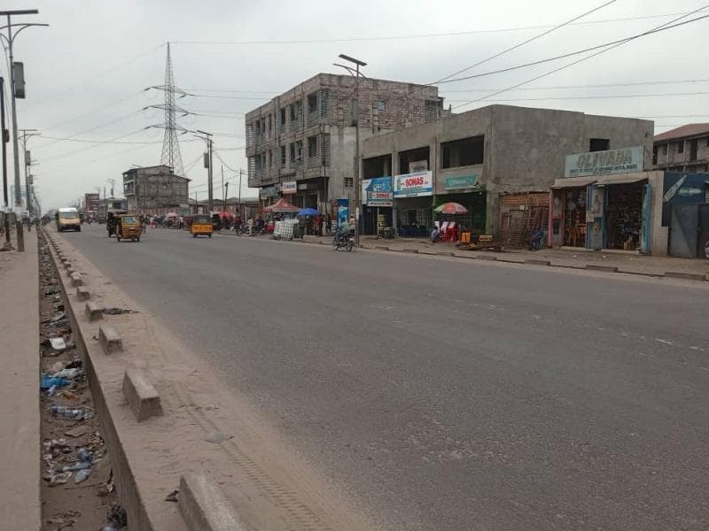 Parcelle 475m² sur macadam poids lourd - Kingabwa, Limete à Kinshasa 475m² (19m x 25m) mediacongo https://www.mediacongo.n...