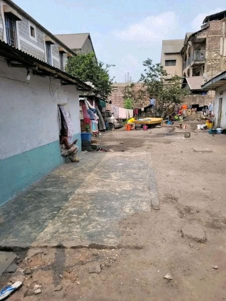 Parcelle 500m² avec 3 maisons - Kasa-Vubu, Kinshasa in Kinshasa mediacongo 500m² (20x25m) https://www.mediacongo.net/annon...