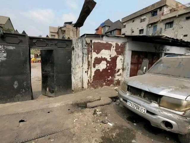 Parcelle 500m² avec 3 maisons - Kasa-Vubu, Kinshasa in Kinshasa mediacongo 500m² (20x25m) https://www.mediacongo.net/annon...