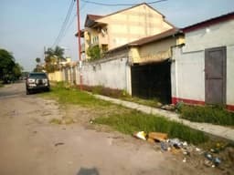 Vignette de Parcelle 600m² avec maison basse 3 chambres - Limete, Kinshasa 1