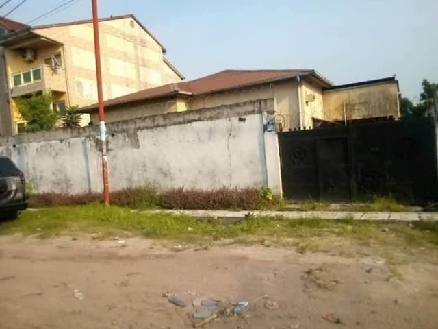 Parcelle 600m² avec maison basse 3 chambres - Limete, Kinshasa in Kinshasa 3 2 20x30m (600m²) mediacongo https://www.media...