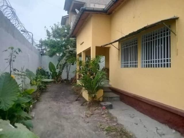 Parcelle 600m² avec maison basse 3 chambres - Limete, Kinshasa in Kinshasa 3 2 20x30m (600m²) mediacongo https://www.media...