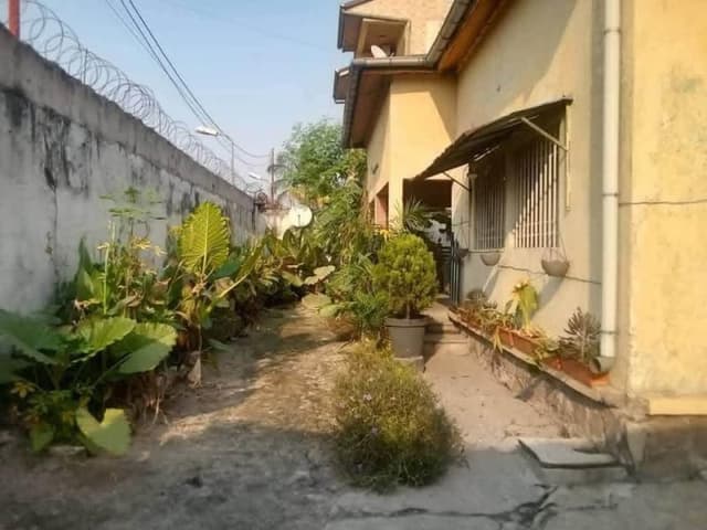 Parcelle 600m² avec maison basse 3 chambres - Limete, Kinshasa in Kinshasa 3 2 20x30m (600m²) mediacongo https://www.media...