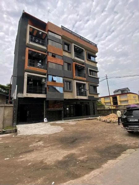 Parcelle avec 5 appartements locatifs (revenu 1 700$/mois) - Pigeon, Ngaliema à Kinshasa 8 5 17x22m mediacongo https://www...
