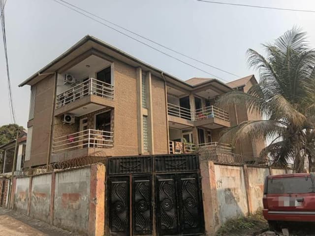 Parcelle avec 5 appartements sur 225m² - Barumbu, Kinshasa in Kinshasa mediacongo 225m² (15m x 15m) 2 par appartement (5 a...