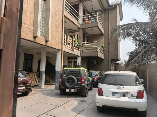Parcelle avec 5 appartements sur 225m² - Barumbu, Kinshasa in Kinshasa mediacongo 225m² (15m x 15m) 2 par appartement (5 a...