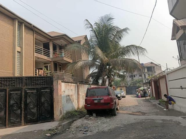 Parcelle avec 5 appartements sur 225m² - Barumbu, Kinshasa in Kinshasa mediacongo 225m² (15m x 15m) 2 par appartement (5 a...