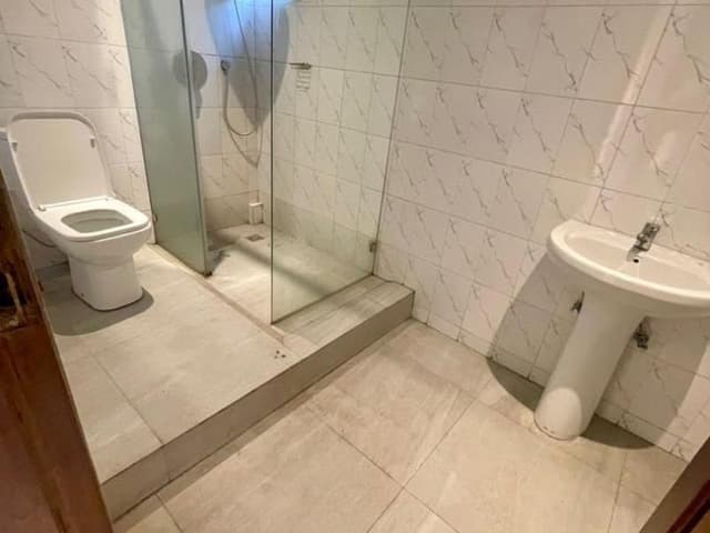 Parcelle avec maison duplex 3 chambres - Kintambo, Kinshasa in Kinshasa 3 2 7x23m mediacongo https://www.mediacongo.net/an...