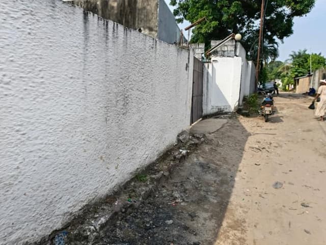 Parcelle bâtie 760m² avec 3 appartements - Macampagne, Ngaliema in Kinshasa mediacongo 760m² 6 6 https://www.mediacongo.ne...