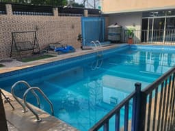 Vignette de Parcelle commerciale 1500m² avec hôtel, piscine et 5 maisons locatives - Nsele, Kinshasa 2