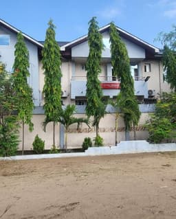 Vignette de Parcelle commerciale 1500m² avec hôtel, piscine et 5 maisons locatives - Nsele, Kinshasa 1