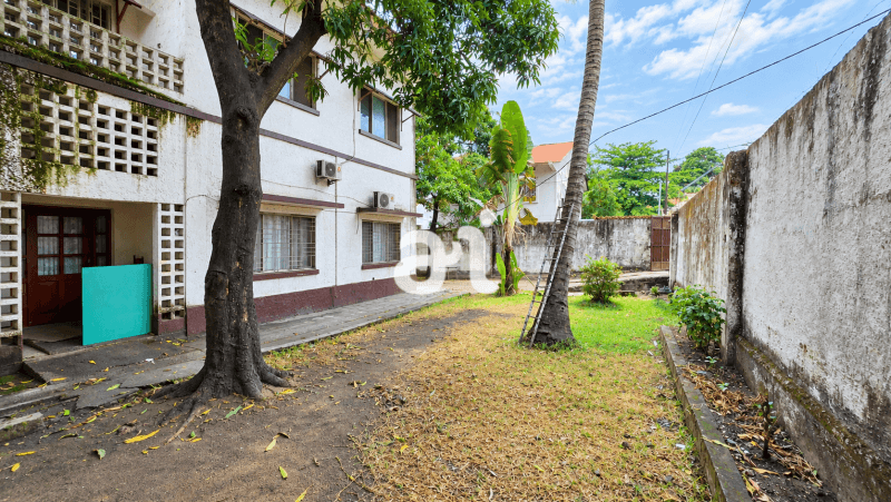 Parcelle de 1 300 m² avec grande bâtisse à fort potentiel - Limete, Kinshasa à Kinshasa 4 3 1300m² mediacongo https://www....
