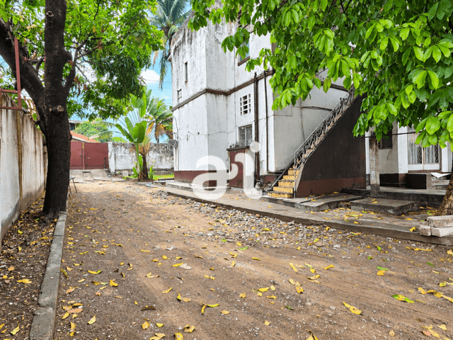 Parcelle de 1 300 m² avec grande bâtisse à fort potentiel - Limete, Kinshasa in Kinshasa mediacongo 1300m² 4 3 https://www...