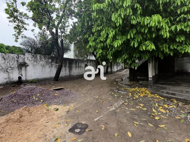 Parcelle de 1 300 m² avec grande bâtisse à fort potentiel - Limete, Kinshasa in Kinshasa mediacongo 1300m² 4 3 https://www...