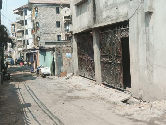 Parcelle de 300 m² à proximité de l'Académie des Beaux-Arts - Lingwala, Kinshasa in Kinshasa mediacongo 300m² (12x25m) htt...