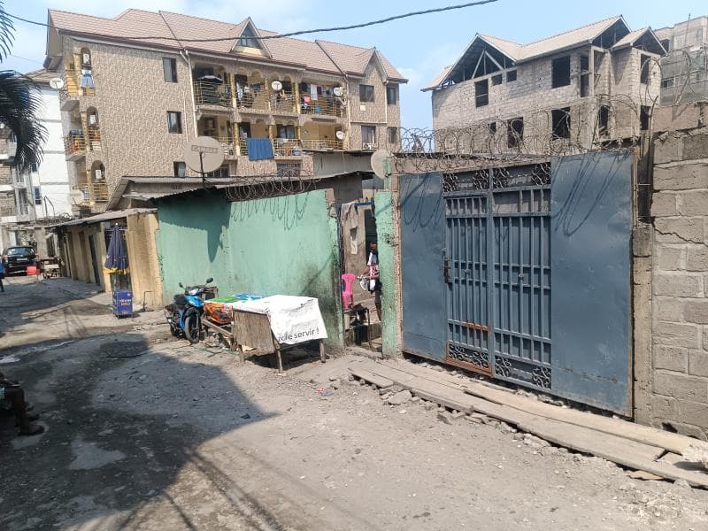 Parcelle de 300 m² à proximité de l'Académie des Beaux-Arts - Lingwala, Kinshasa à Kinshasa 300m² (12x25m) mediacongo http...