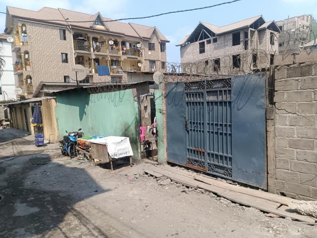 Parcelle de 300 m² proche Académie des Beaux-Arts - Lingwala, Kinshasa in Kinshasa mediacongo 300m² (12x25m) https://www.m...