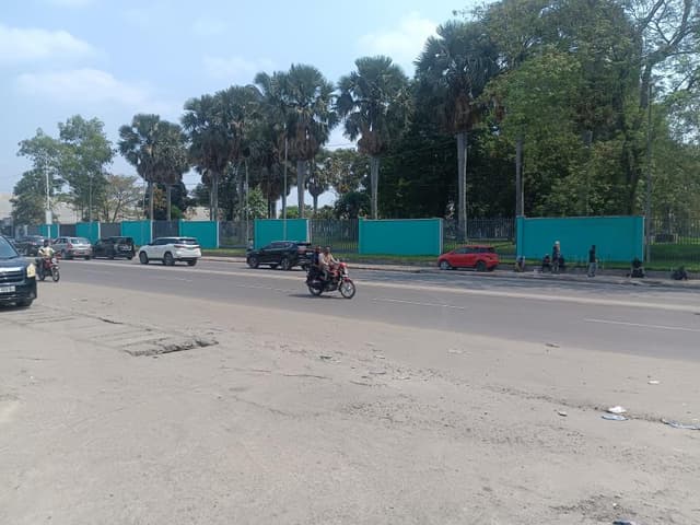Parcelle de 300 m² proche Académie des Beaux-Arts - Lingwala, Kinshasa in Kinshasa mediacongo 300m² (12x25m) https://www.m...