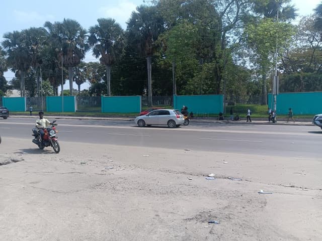 Parcelle de 300 m² proche Académie des Beaux-Arts - Lingwala, Kinshasa in Kinshasa mediacongo 300m² (12x25m) https://www.m...