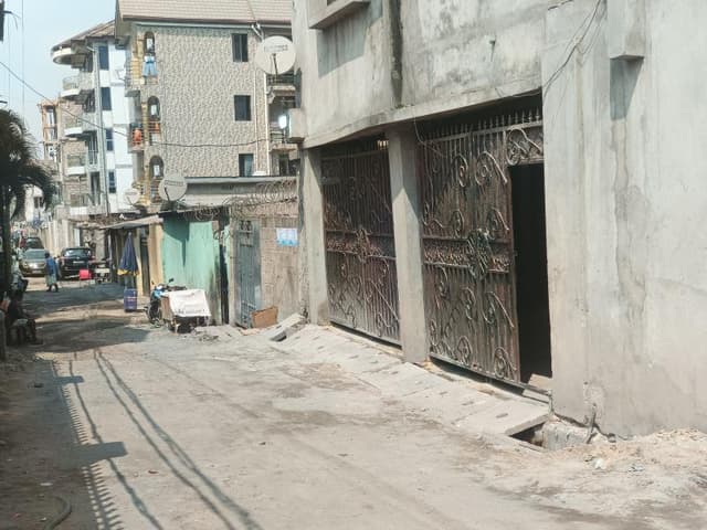 Parcelle de 300 m² proche Académie des Beaux-Arts - Lingwala, Kinshasa in Kinshasa mediacongo 300m² (12x25m) https://www.m...
