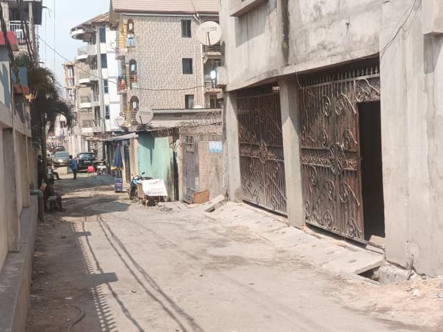 Parcelle de 300 m² proche Académie des Beaux-Arts - Lingwala, Kinshasa in Kinshasa mediacongo 300m² (12x25m) https://www.m...
