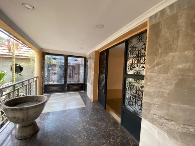 Résidence duplex 8 chambres sur 500m² - Avenue asphaltée, Ngaliema in Kinshasa 8 5 500m² (20m x 25m) mediacongo https://ww...