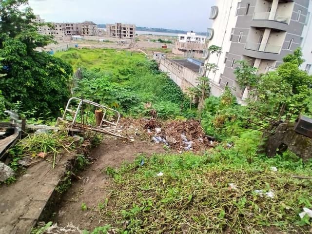 Terrain 420 m² en bord d'avenue asphaltée - Chanic, Ngaliema, Kinshasa in Kinshasa 420m² (10m x 42m) mediacongo https://ww...