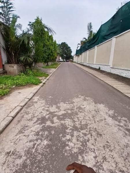 Terrain accidenté 420m² à vendre - Chanic, Ngaliema à Kinshasa 420m² (10m x 42m) mediacongo https://www.mediacongo.net/ann...