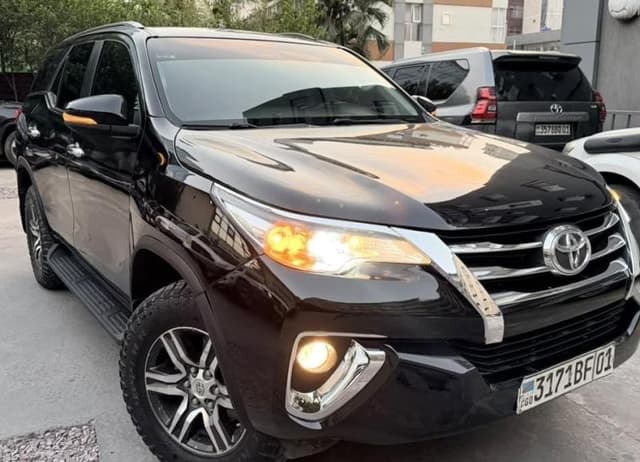 Toyota Fortuner 2019 - Essence Automatique, 61 000 km - Gombe Toyota in Kinshasa 2019 4 cylindres mediacongo Fortuner Esse...