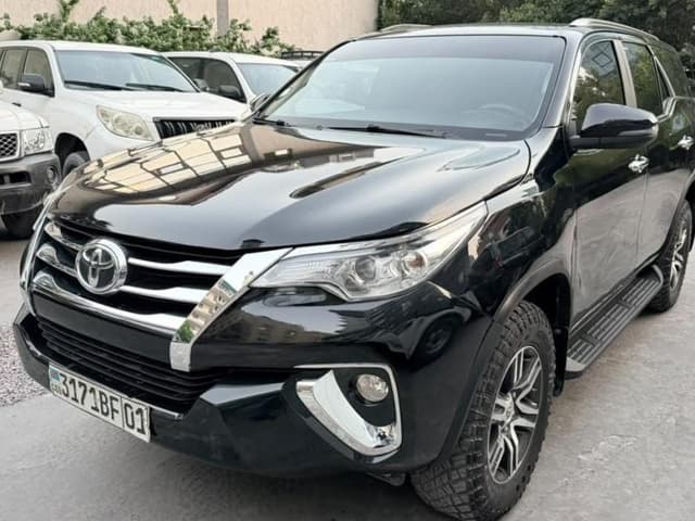 Toyota Fortuner 2019 - Essence Automatique, 61 000 km - Gombe Toyota in Kinshasa 2019 4 cylindres mediacongo Fortuner Esse...