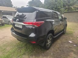 Vignette de Toyota Fortuner 2024 - Essence 4 cylindres automatique, 4 000 km - Kasa-Vubu 5