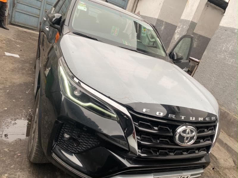 Toyota Fortuner 2025 - 6 cylindres Essence, intérieur cuir - Gombe Toyota à Kinshasa Fortuner 2025 Essence Automatique 6 c...