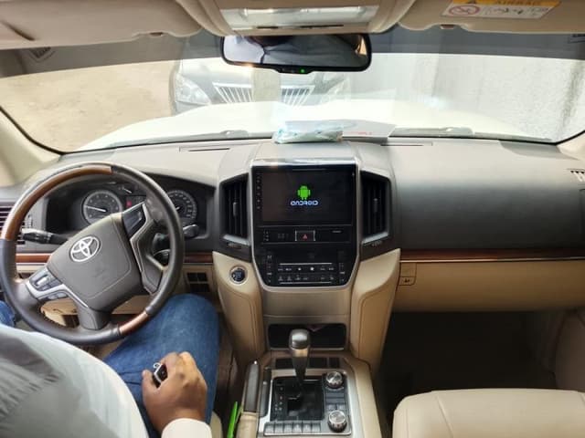 Toyota Land Cruiser 2017 - V6 Essence Automatique - Kintambo Toyota in Kinshasa Land Cruiser 2017 Essence Automatique 6 cy...