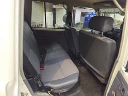 Vignette de Toyota Land Cruiser 2020 - V6 Diesel 5 portes - Gombe 3