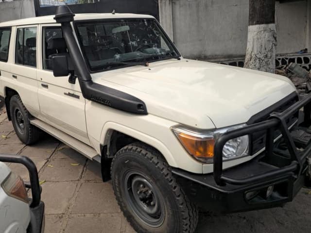 Toyota Land Cruiser Prado 2020 - V6 Diesel Manuelle - Gombe Toyota in Kinshasa 2020 V6 mediacongo Land Cruiser Prado Diese...