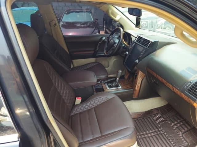 Toyota Land Cruiser Prado 2023 - Essence Automatique, Intérieur Cuir - Gombe Toyota in Kinshasa 2023 4 cylindres mediacong...