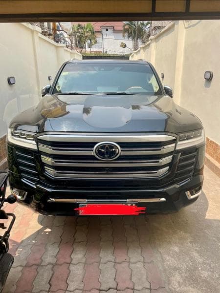 Toyota Land Cruiser VX 2023 - Automatique Essence, Version CFAO - Gombe Toyota à Kinshasa Land Cruiser VX 2023 Essence Aut...