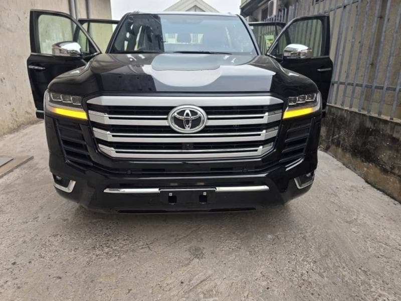 Toyota Land Cruiser VX-R 2025 - Neuf 0 km Essence Automatique - Limete Toyota à Kinshasa Land Cruiser VX-R 2025 Essence Au...