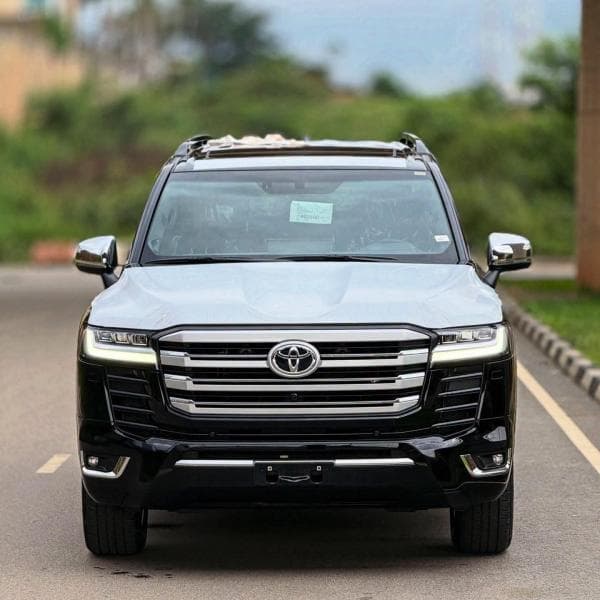 Toyota Land Cruiser VXR 2025 - Twin Turbo Essence Neuf - Gombe Toyota à Kinshasa Land Cruiser VXR 2025 Essence Automatique...