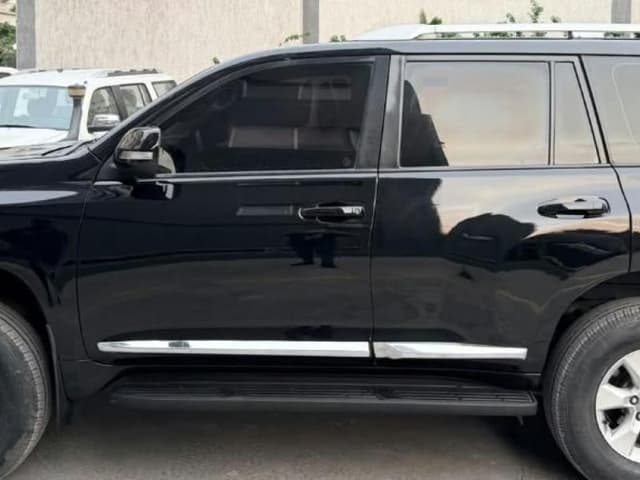 Toyota Prado TXL 2023 - Essence Automatique 4 Cylindres - Gombe Toyota in Kinshasa 2023 4 cylindres mediacongo Prado TXL E...