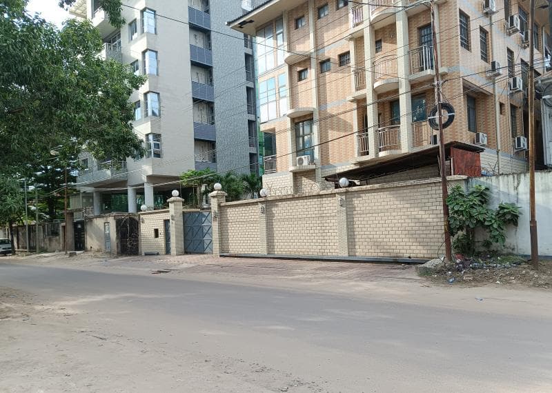Vaste parcelle de 2 300 m² sur avenue asphaltée - Gombe, Kinshasa à Kinshasa 2300m² mediacongo https://www.mediacongo.net/...