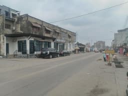 Vignette de Vaste parcelle de 450m² avec bâtiment commercial - Kintambo, Kinshasa 1