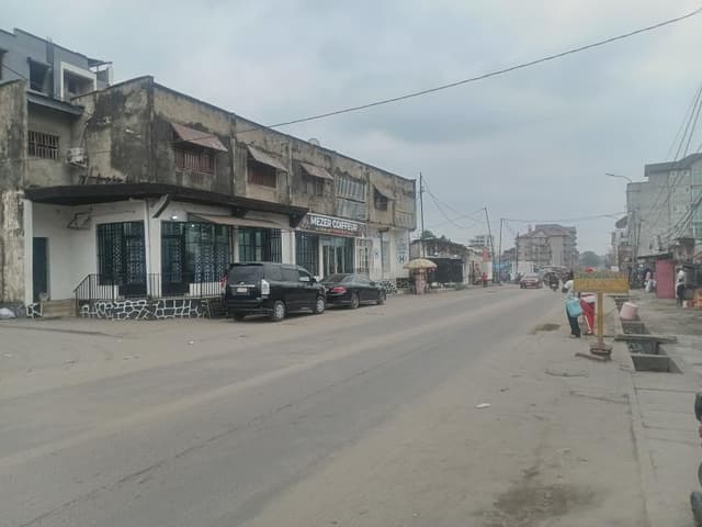 Vaste parcelle de 450m² avec bâtiment commercial - Kintambo, Kinshasa in Kinshasa mediacongo 450m² (18x25m) https://www.me...