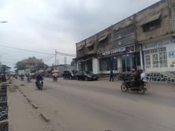 Vignette de Vaste parcelle de 450m² avec bâtiment commercial - Kintambo, Kinshasa 2