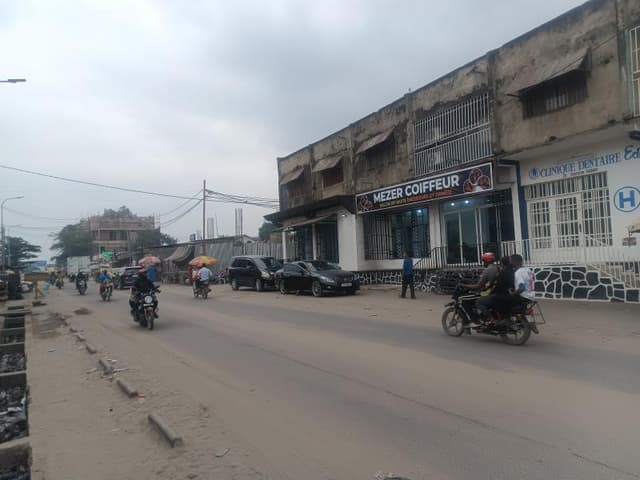Vaste parcelle de 450m² avec bâtiment commercial - Kintambo, Kinshasa in Kinshasa mediacongo 450m² (18x25m) https://www.me...