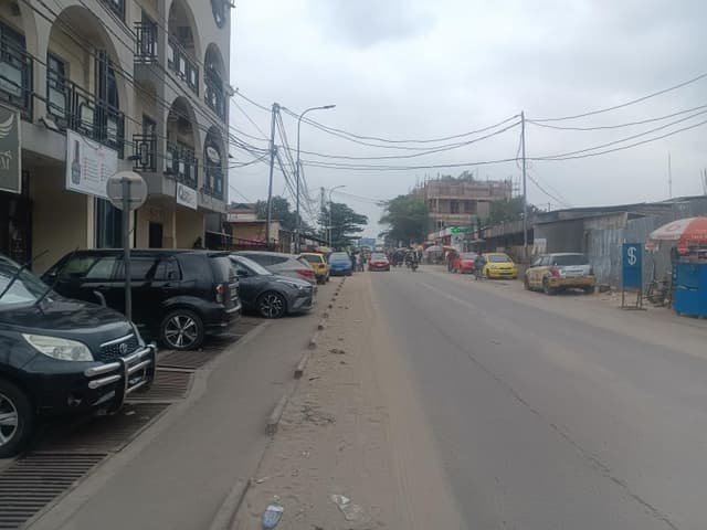 Vaste parcelle de 450m² avec bâtiment commercial - Kintambo, Kinshasa in Kinshasa mediacongo 450m² (18x25m) https://www.me...